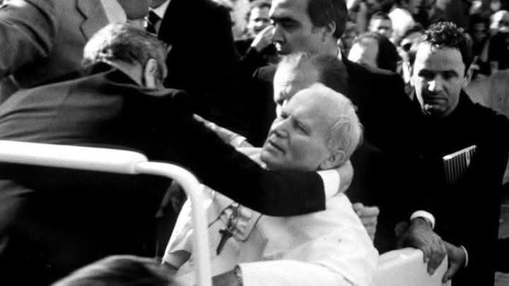13 MAI 1981: UN TURC TIRE SUR LE SAINT PÈRE JEAN PAUL Il QUI LUI ACCORDE LE PARDON