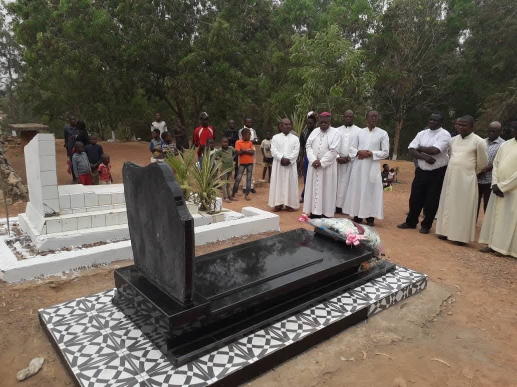 LES CATHOLIQUES ET LES MORTS